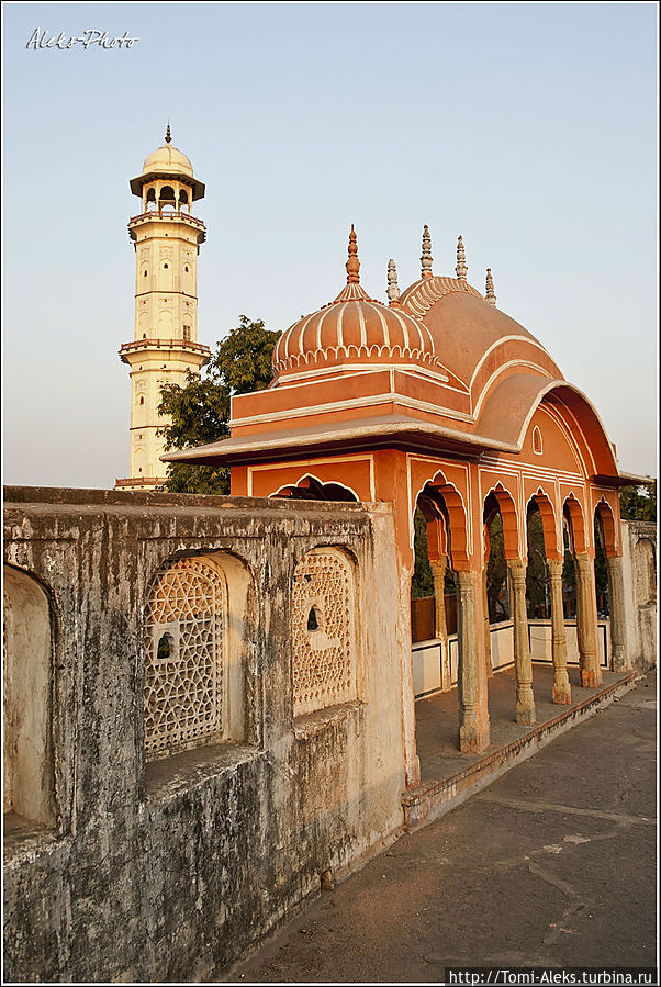 А храм сильно напоминает архитектурными деталями дворец Хава-Махал, о котором я уже рассказывал...
* Джайпур, Индия