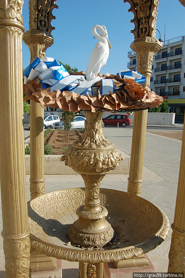 Фонтан внутри памятника перед бывшим монастырём Святого Иосифа, Ларнака Кипр