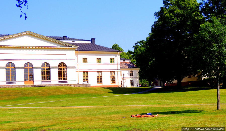 В королевском парке не запрещается и позагорать Стокгольм, Швеция