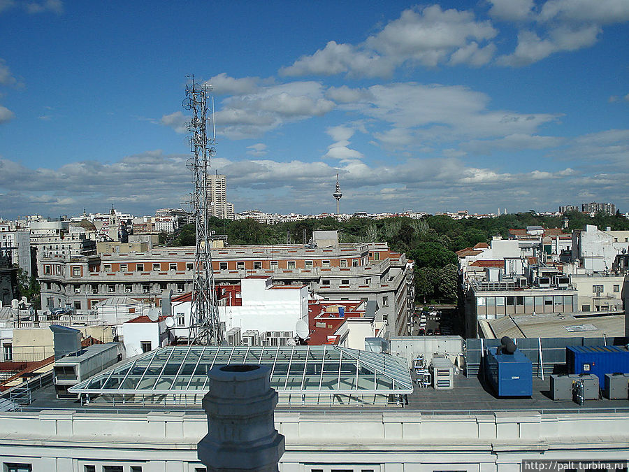 Вид со смотровой, на заднем плане телебашня Торреспанья Мадрид, Испания