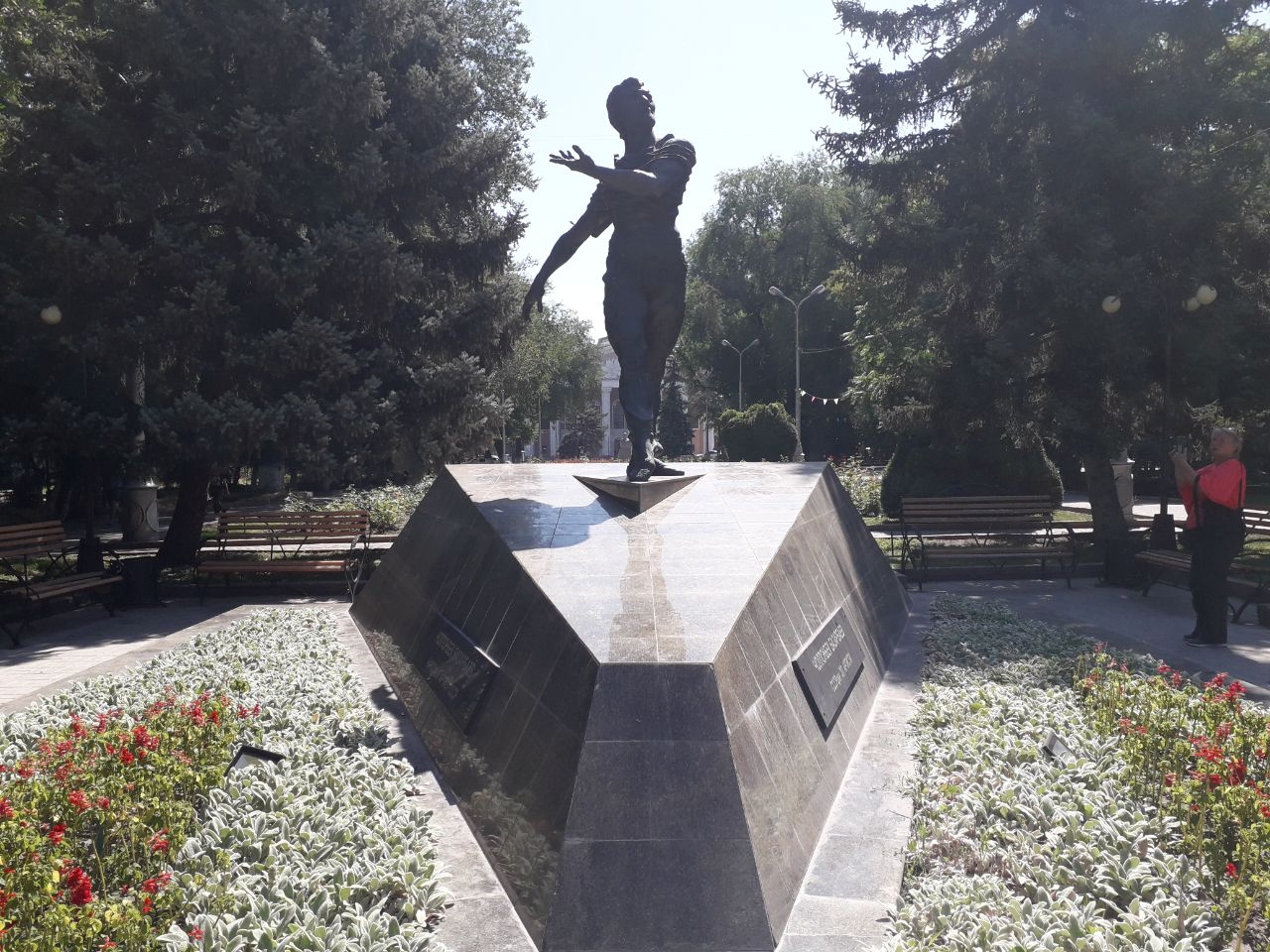 Памятник Чолпонбеку Базарбаеву / Cholponbek Bazarbayev Monument