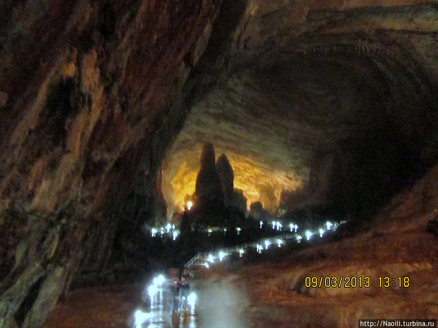 А дальше дорога нас вела в огромный зал, где в далеке показалась структура наподобие храма Национальный парк Пещеры Какахуамилпа, Мексика