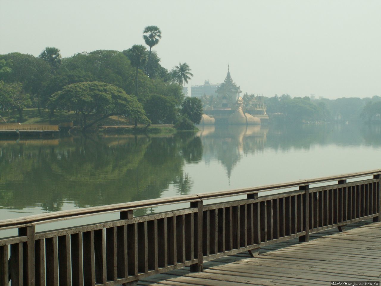 Озеро Kandawgyi Lake и ресторан Каравейк Янгон, Мьянма