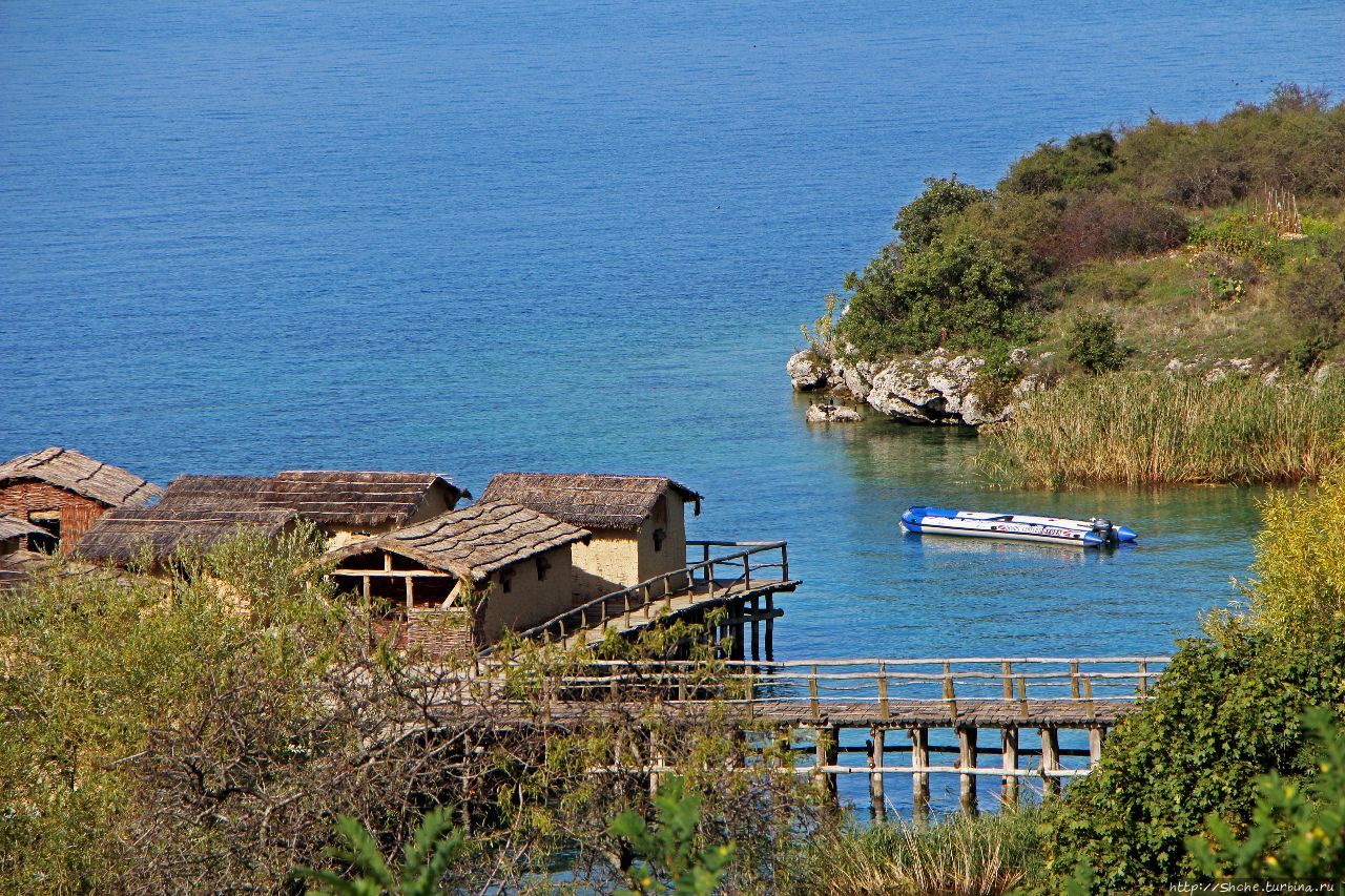 Доисторическое поселение на сваях на Орхидском озере