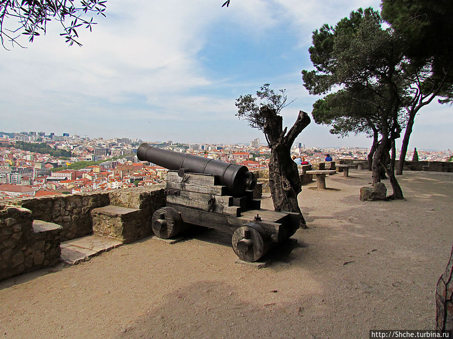Прогулка по территори цитадели Сан Жоржи, простор и красота Лиссабон, Португалия