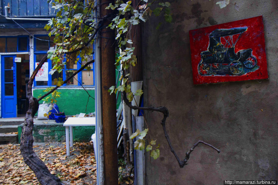 Или в другом переулке, увидев картину на стене, можно зайти вовнутрь и попасть в мастерскую художников. Тбилиси, Грузия