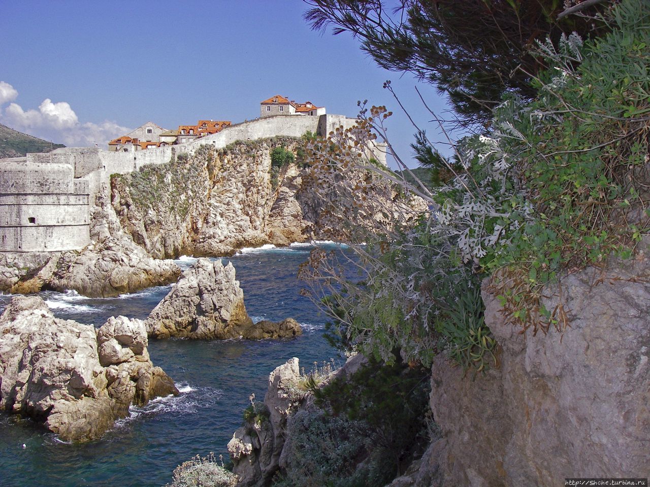 От бастиона справа — Дубровник, а это вид слева. Полуостров, однако Дубровник, Хорватия