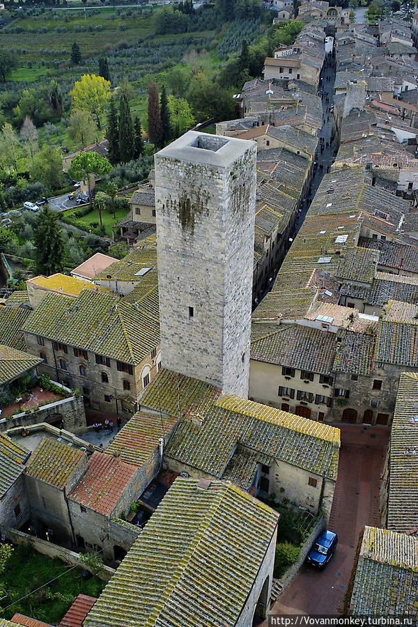 И вновь башня Куньянези, проследите взглядом вдоль улицы Сан-Джованни и по правой стороне увидите Башню Фикерелли Сан-Джиминьяно, Италия
