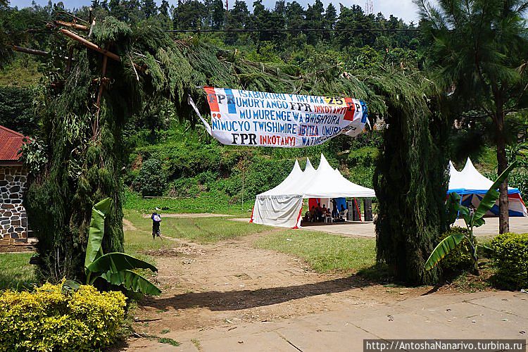 Такие арки есть во всех населенных пунктах, их украшают к каким-нибудь событиям. В данном случае готовится празднование 25-летия правящей партии Такие арки есть во всех населенных пунктах, их украшают к каким-нибудь событиям. В данном случае готовится празднование 25-летия правящей партии