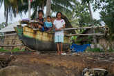Индонезийцы   очень  приветливый    народ.  Эта   семья  провожала   нас  в   плавание.