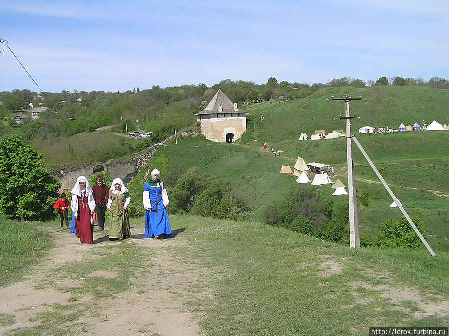 Участники в средневековых костюмах. Хотин, Украина
