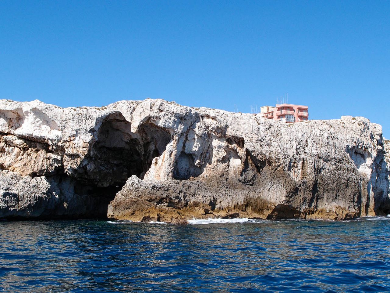 Только море, только ветер, только скалы впереди Сиракуза, Италия Только море, только ветер, только скалы впереди Сиракуза, Италия