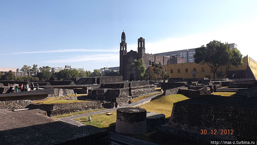 Церковь, построенная испанцами на руинах индейского города. Мехико, Мексика