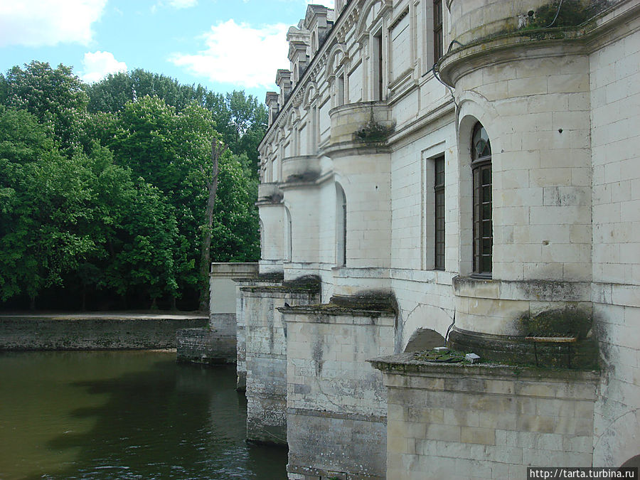 Опоры замка омывают воды реки Шер, притока Луары. Франция
