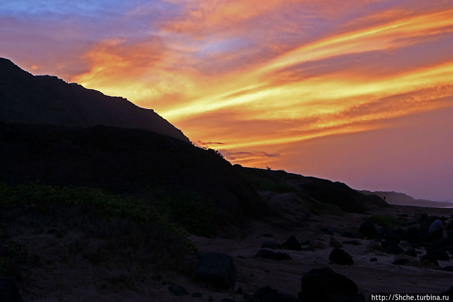 небо начало поигрывать яркими красками Каена Поинт Парк Штата, остров Оаху, CША