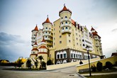 Рядом с парком стоит гостиница «Богатырь», своими очертаниями напоминающая замок.