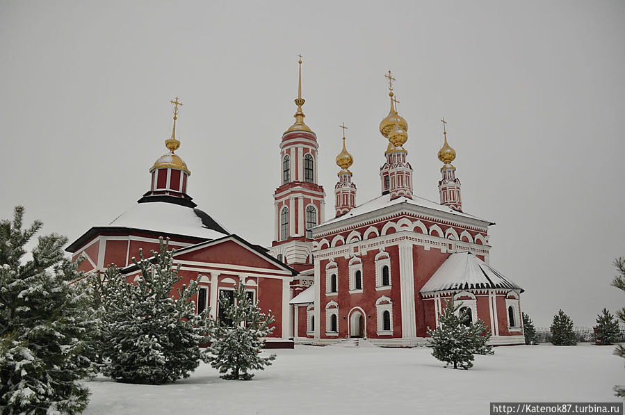 Два храма — летний и зимний. В летнем проводят венчания, в зимнем — крестят. Два храма — летний и зимний. В летнем проводят венчания, в зимнем — крестят.
