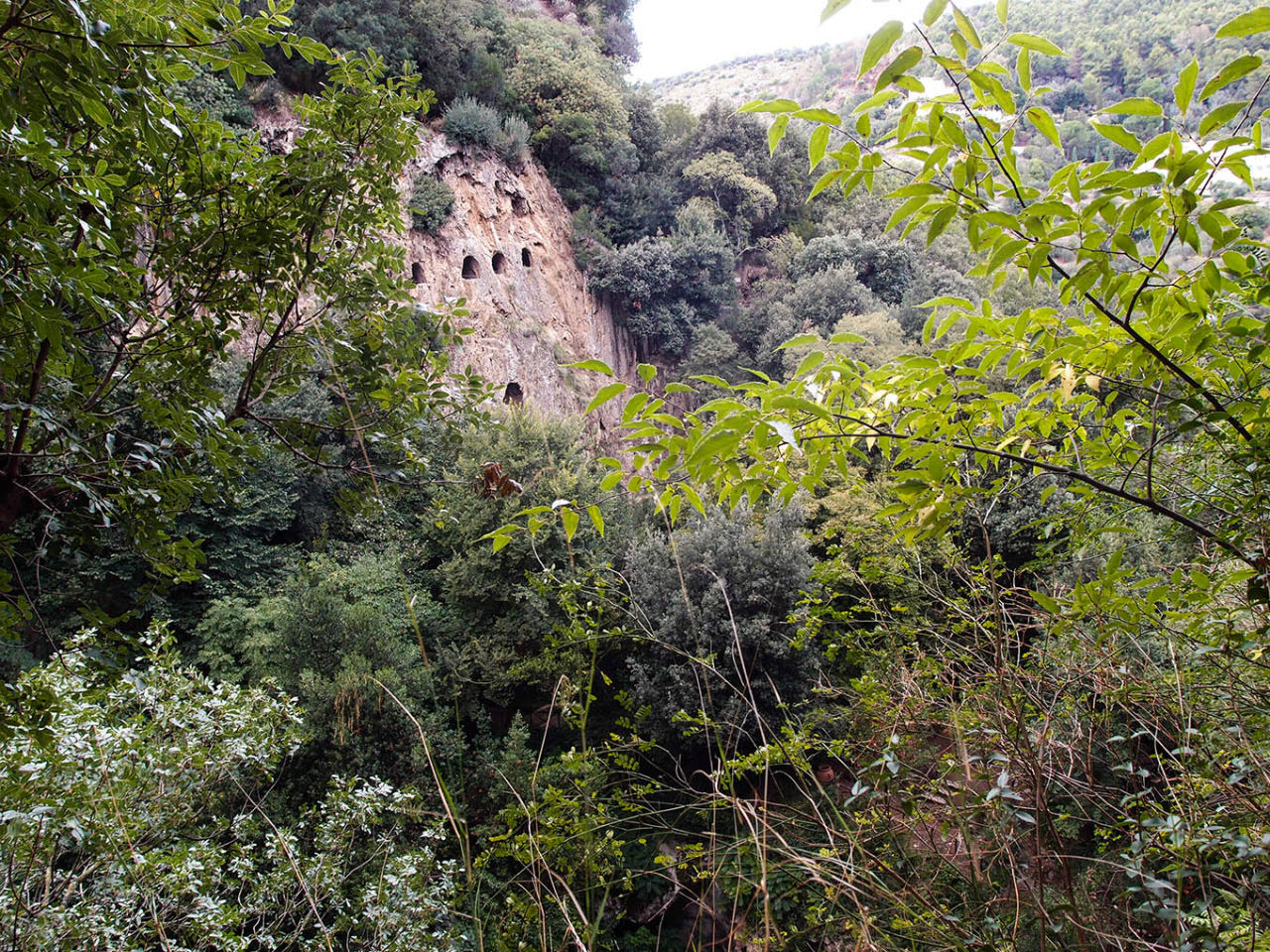 Магнетизм долины Ада Тиволи, Италия Магнетизм долины Ада Тиволи, Италия