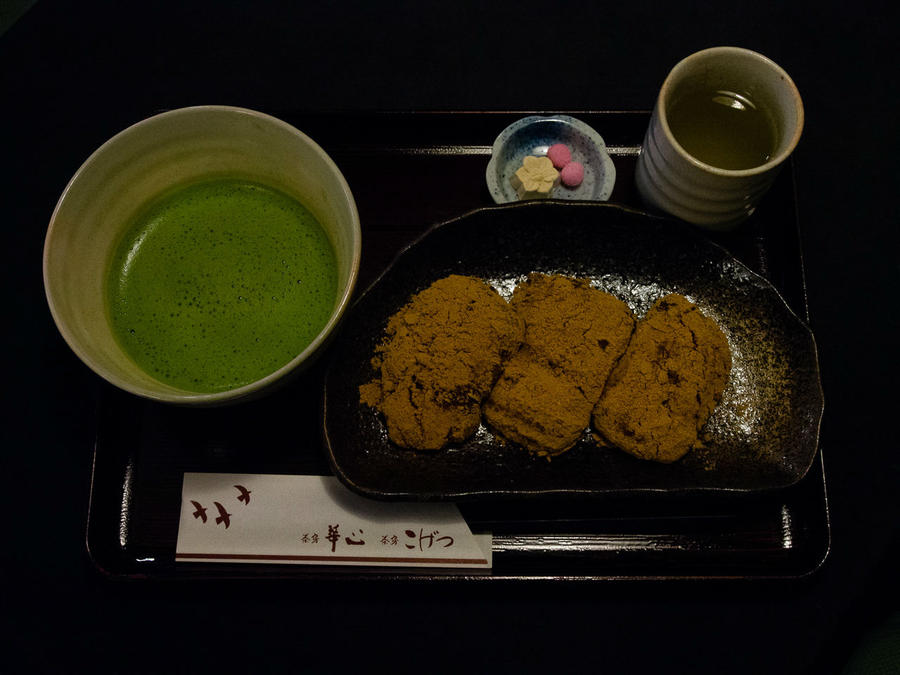 Захожу в первое попавшееся кафе и заказываю один из любимых своих японских дессертов — варабимоти. С маття, естественно, его я стараюсь брать при любом удобном случае — эх, жалко, впрок не напьёшься и не наешься. Киото, Япония