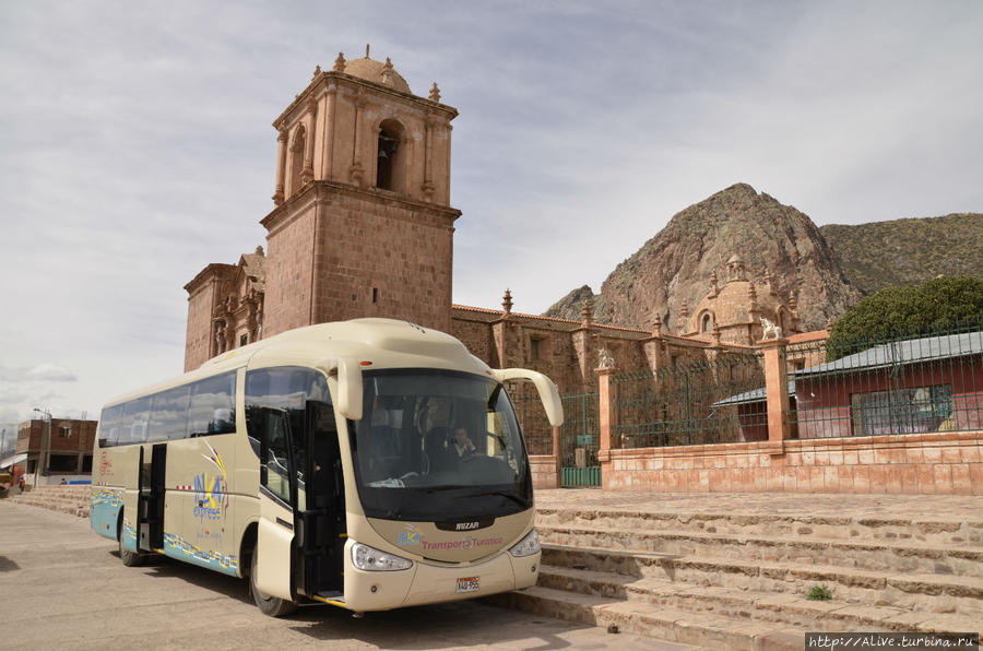 Автобус в Пукаре у красного собора Перу