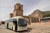 Автобус в Пукаре у красного собора
