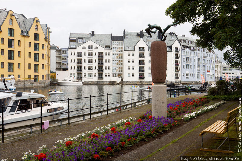 18. Набережная продолжается. Скульптура на фоне домов изображает нескольких чаек. Олесунн, Норвегия