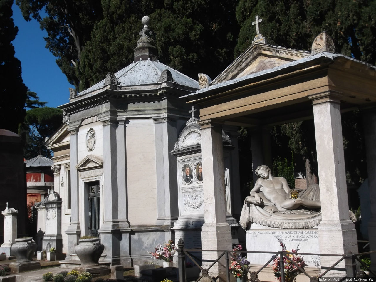 Солнечный день, а мы идем на кладбище Рим, Италия