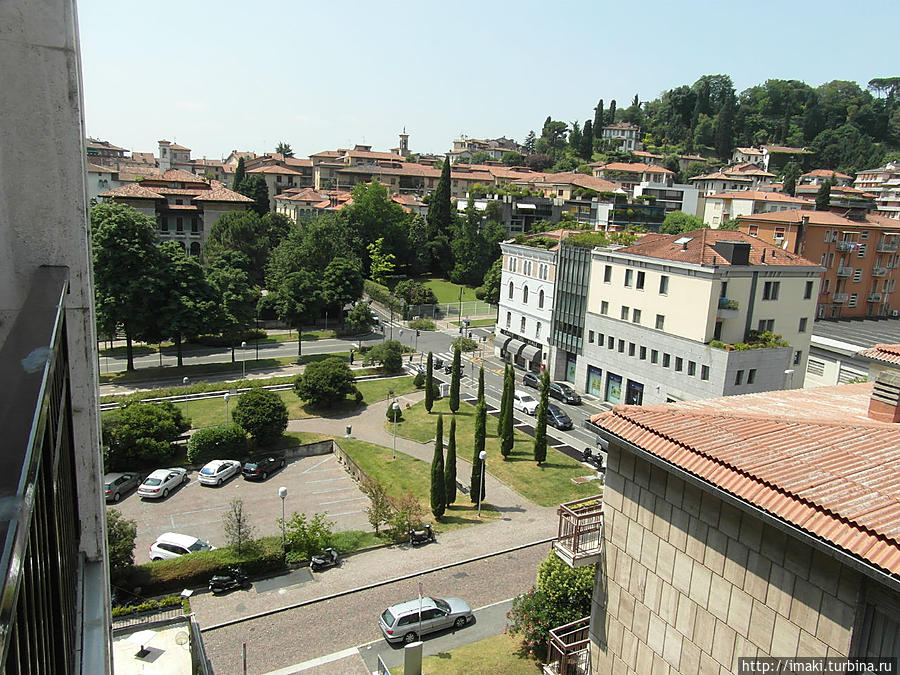 Вид с балкона на площадь Бергамо, Италия