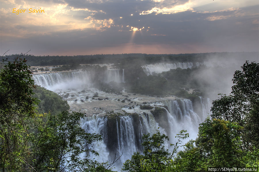 Водопады Игуасу — вид с бразильской стороны Пуэрто-Игуасу, Аргентина