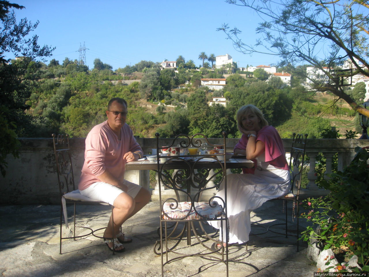 Посуда на столе тоже была розовой. Посуда на столе тоже была розовой.