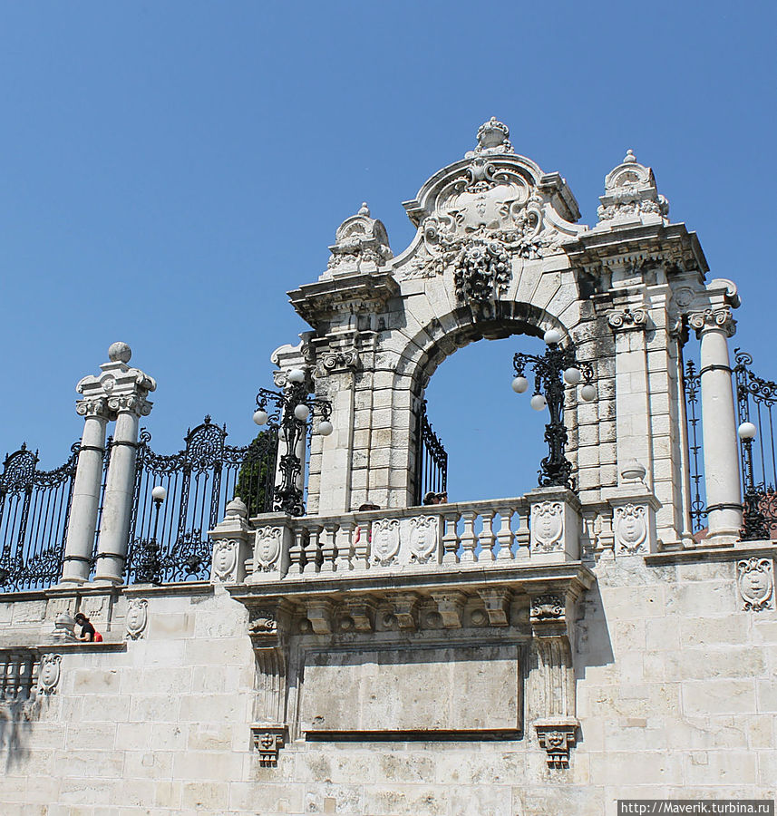 Парадные ворота Королевского дворца. Парадные ворота Королевского дворца.