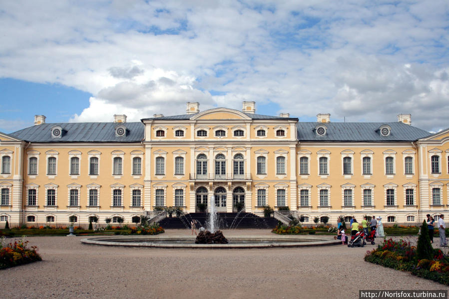 Вид на дворец со стороны парка Рундале, Латвия