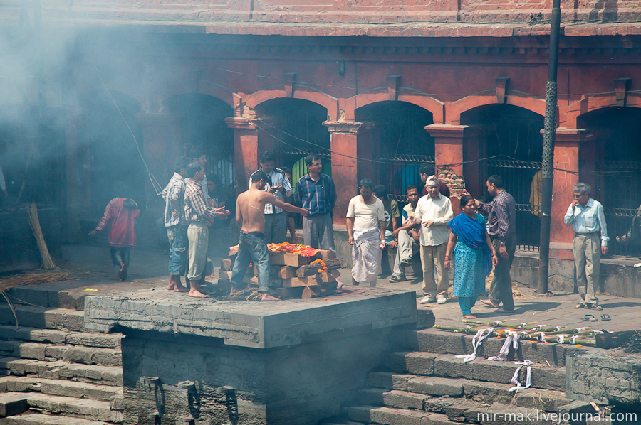 Отношение к смерти в Азии особенное. Здесь не принято оплакивать умерших родственников, этим можно испортить им карму в следующей жизни. Поэтому смерть здесь воспринимают как обычный, естественный процесс, оттого и кремация выглядит процедурой повседневной: все слажено, обычно, без особых эмоций. Конечно, самые близкие родственники, может, и горюют, но стараются сдерживать свои чувства, а остальные и вовсе спокойно делают свое дело. Катманду, Непал Отношение к смерти в Азии особенное. Здесь не принято оплакивать умерших родственников, этим можно испортить им карму в следующей жизни. Поэтому смерть здесь воспринимают как обычный, естественный процесс, оттого и кремация выглядит процедурой повседневной: все слажено, обычно, без особых эмоций. Конечно, самые близкие родственники, может, и горюют, но стараются сдерживать свои чувства, а остальные и вовсе спокойно делают свое дело. Катманду, Непал