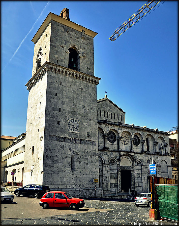 Кафедральный собор Санта Мария Ассунта 9 века.  Он существует со времён древних римлян, которые принесли на эту землю христианство. Беневенто, Италия
