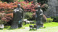 Бронзовые статуи в одном из двориков