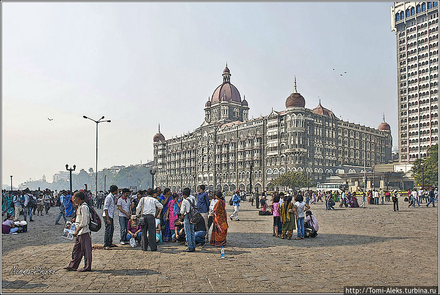 Еще раз бросим взгляд со стороны на Тадж-Махал...
* Мумбаи, Индия