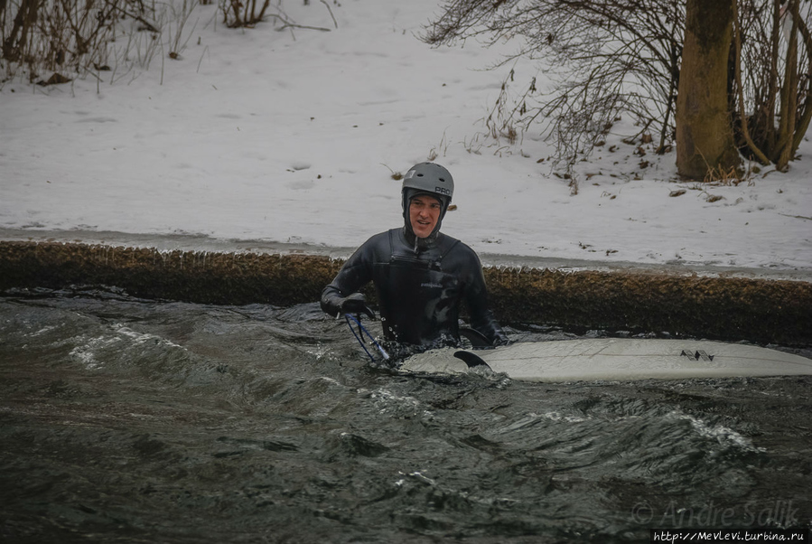 Сёрфер в центре города Мюнхен, Германия Сёрфер в центре города Мюнхен, Германия