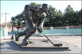 КАНАДА, г. ОТТАВА

Жозеф Анри Морис Ришар (фр. Joseph Henri Maurice Richard; 4 августа 1921 года, Монреаль, Квебек, Канада — 27 мая 2000 года, там же) — канадский хоккеист, правый нападающий. 

Провёл в НХЛ 18 сезонов, все за клуб «Монреаль Канадиенс». Стал первым хоккеистом, забросившим 50 шайб в одном сезоне, причём сделавшим это в течение первых пятидесяти игр. В сезоне 1957/58 годов Ришар достиг отметки в 500 забитых голов. Морис закончил карьеру в 1960 году, являясь на тот момент лучшим бомбардиром в истории лиги с 544 шайбами, обладателем «Харт Трофи» и участником тринадцати Матчей всех звёзд.