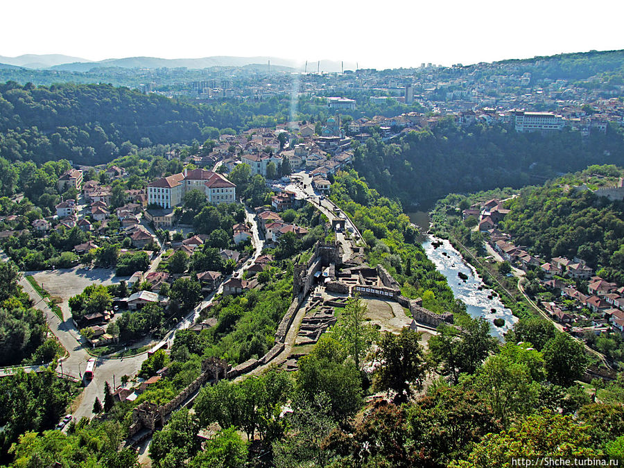 вход в крепость Царевец и центр города Великое Тырново, Болгария