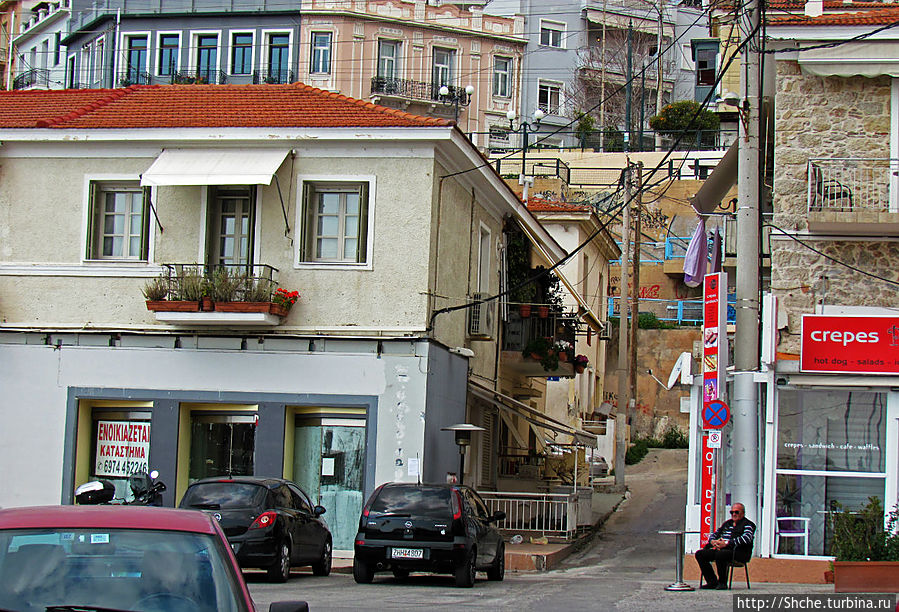 узкие улочки уводят вверх в глубь района Кастелло Пирей, Греция