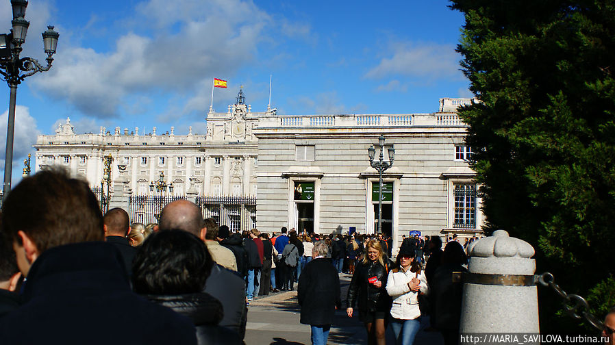 Очередь в Королевский дворец Очередь в Королевский дворец