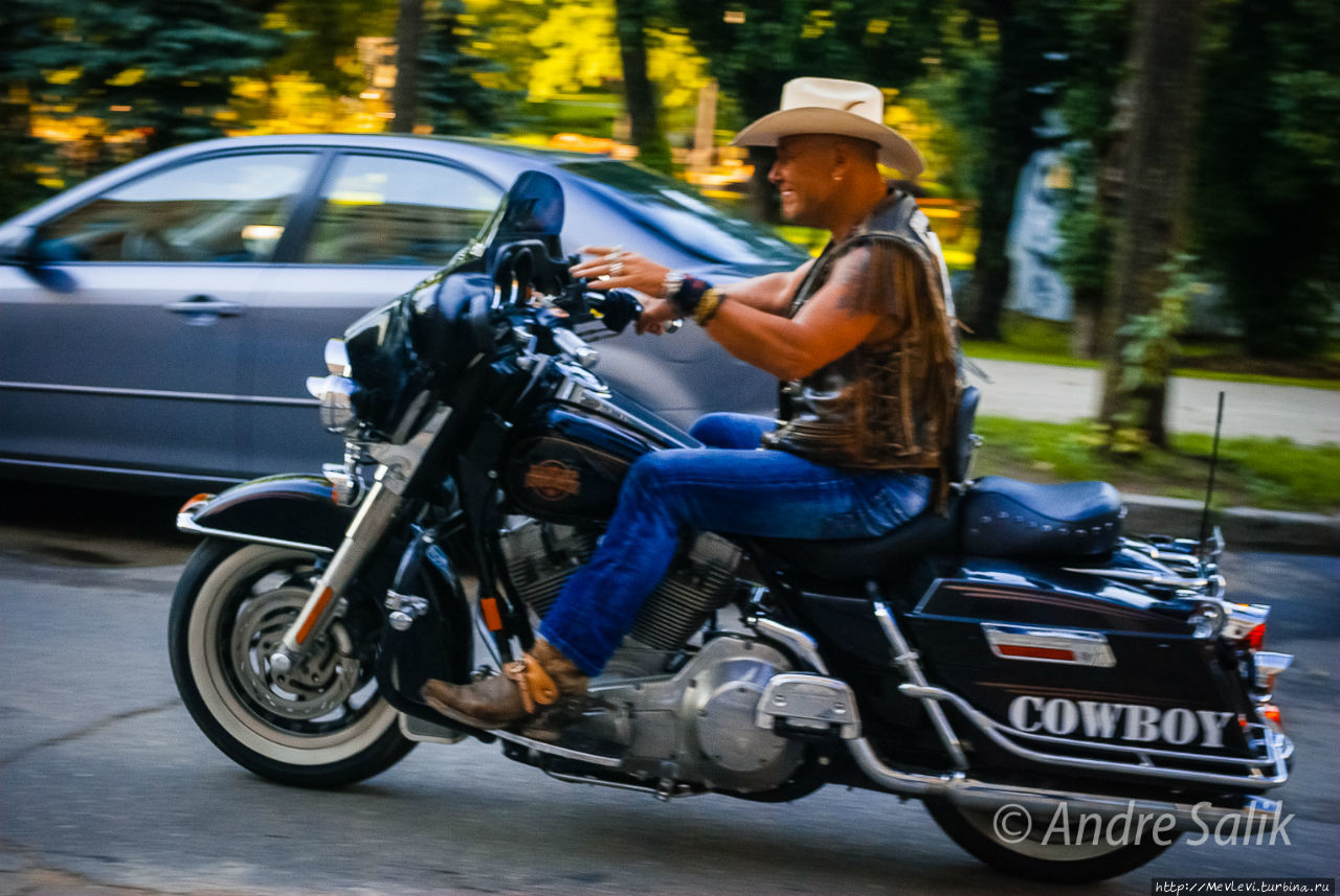Флешмоб. Обнимашки .Старая Рига. Домская площадь. Рига, Латвия Флешмоб. Обнимашки .Старая Рига. Домская площадь. Рига, Латвия