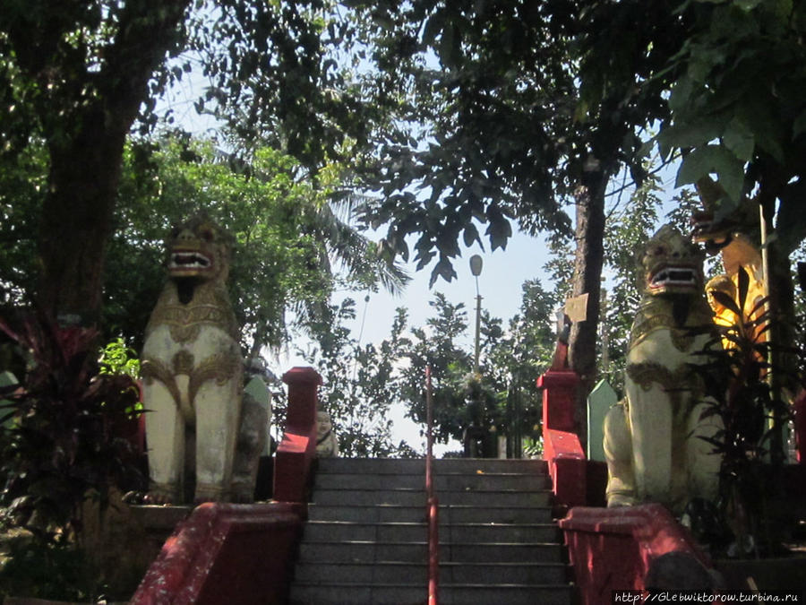 Kandawgyi Lake monastery