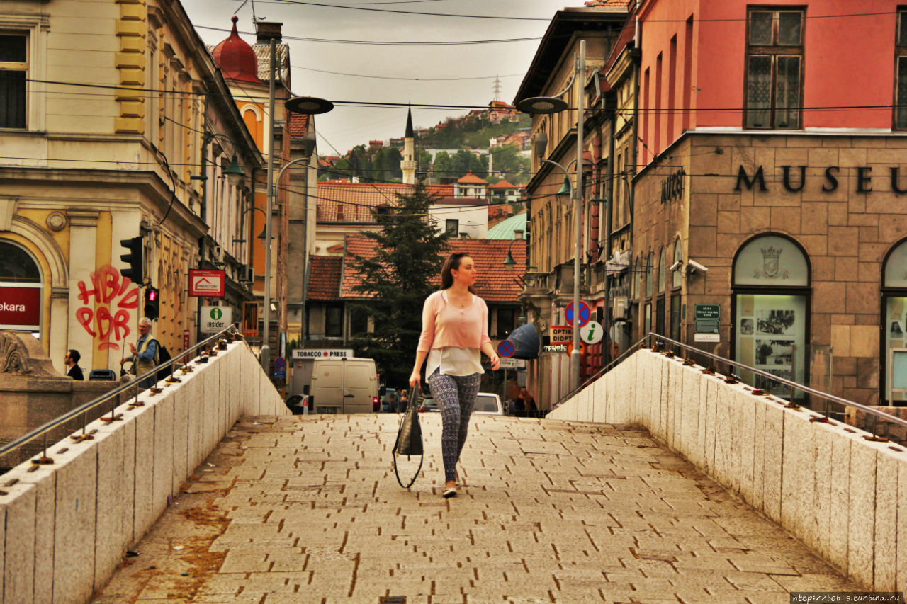 Мост был построен в XVI веке, и сначала был деревянным. Пережив сильное наводнение в 1791 году, он был реконструирован. Сейчас мост сделан из камня и гипса, имеет четыре арки и опирается на три мощные колонны. Сараево, Босния и Герцеговина