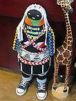 Традиционная зулусская кукла, в кедах