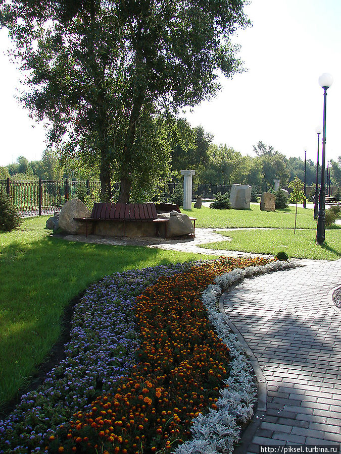 Миловаться в саду можно и нужно не только красивыми панорамами Днепра, но и цветочным разнообразием. Киев, Украина