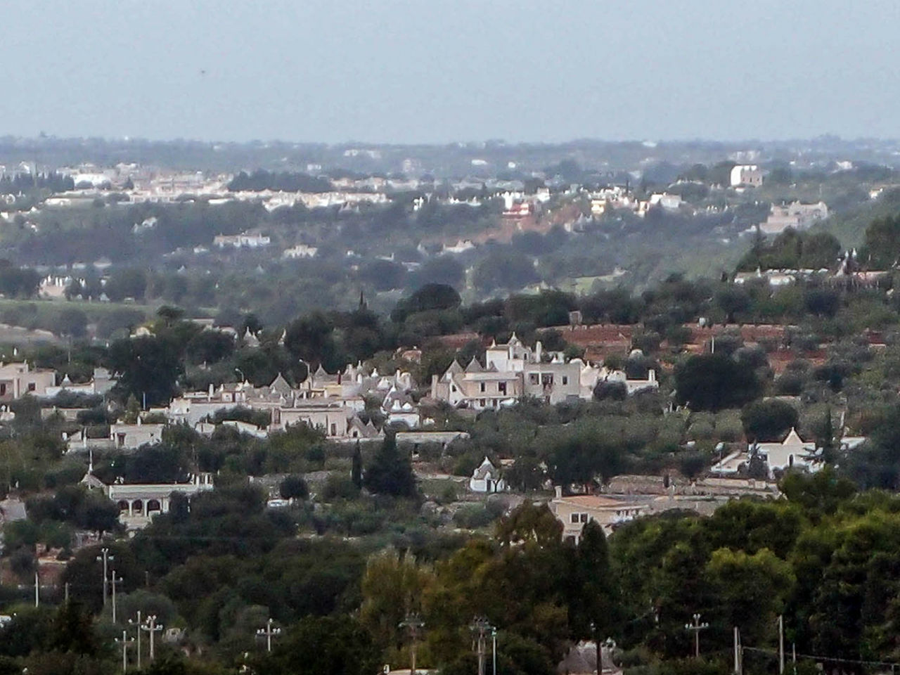 Сиеста в медленном городе Чистернино, Италия Сиеста в медленном городе Чистернино, Италия