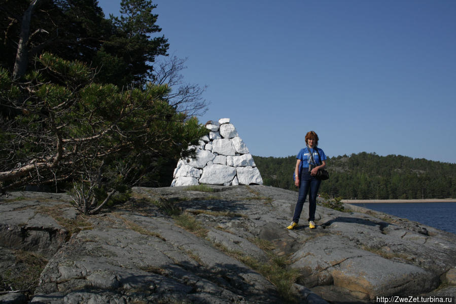 Памятник в честь 150-летия морской спасательной службы Финляндии Остров Гогланд, Россия