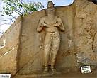 Считается, что эта статуя высотою около 4 метров изображает короля Паракрамабаху I   с символом королевской власти в руках. По другой версии это — статуя Мудреца, держащего в руках пальмовый манускрипт. Собственно король и был мудрецом...