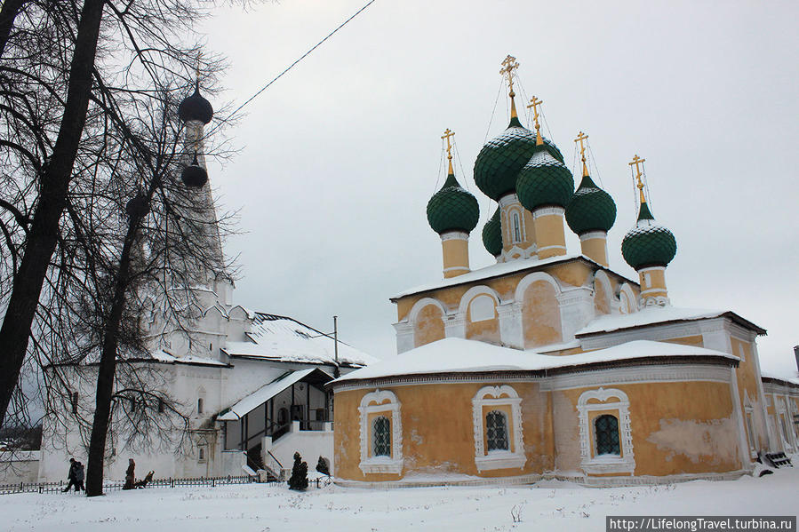 Успенская Дивная церковь (слева) и Церковь Усекновения главы Иоанна Предтечи (справа) Углич, Россия